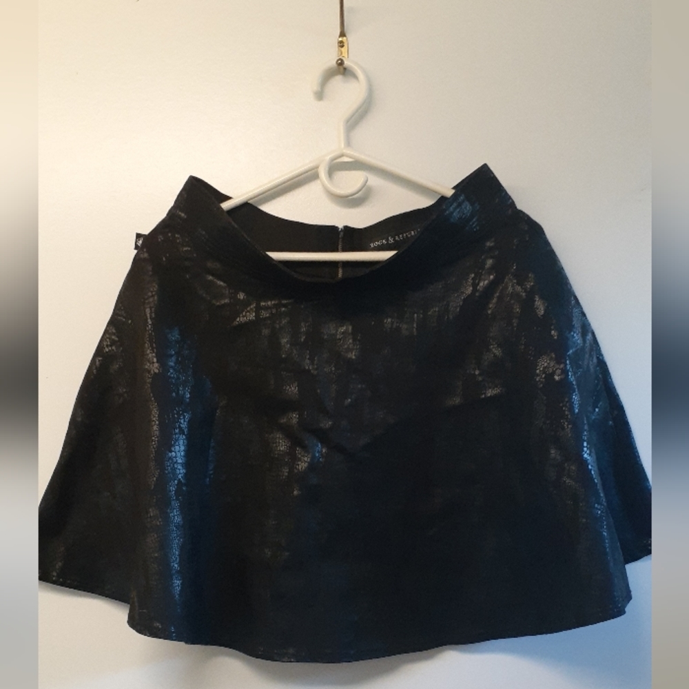 Black snakeskin print Rock & Republic skater-style skirt. Size 8.